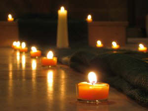 Kerzen im Chorraum der Martinskirche